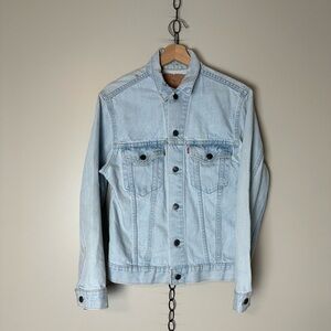 Vintage Levi’s Lightwash Denim Jacket Medium